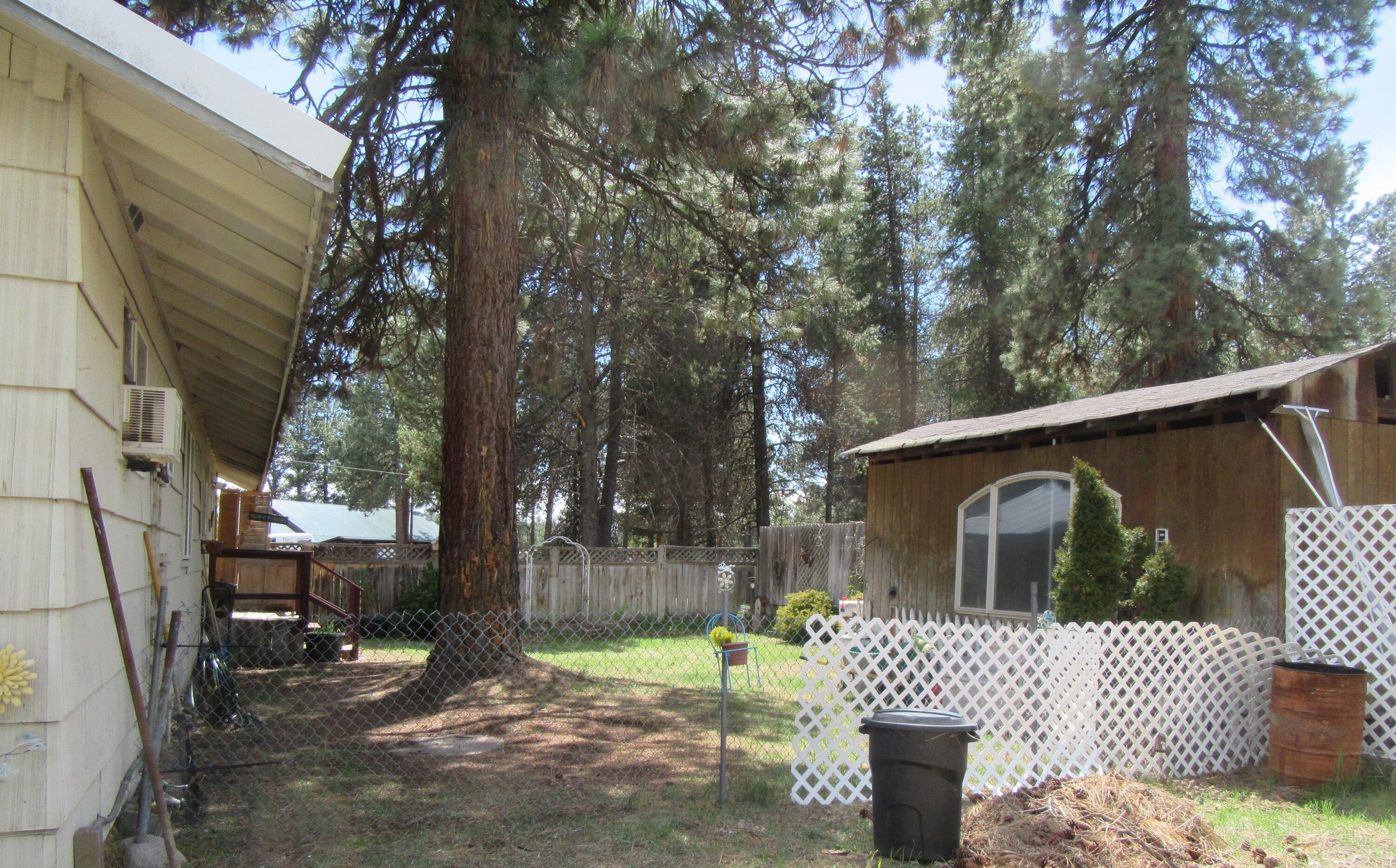 610 Applegate Avenue Chiloquin, OR 97624 - Photo 28 of 28 side view of backyard