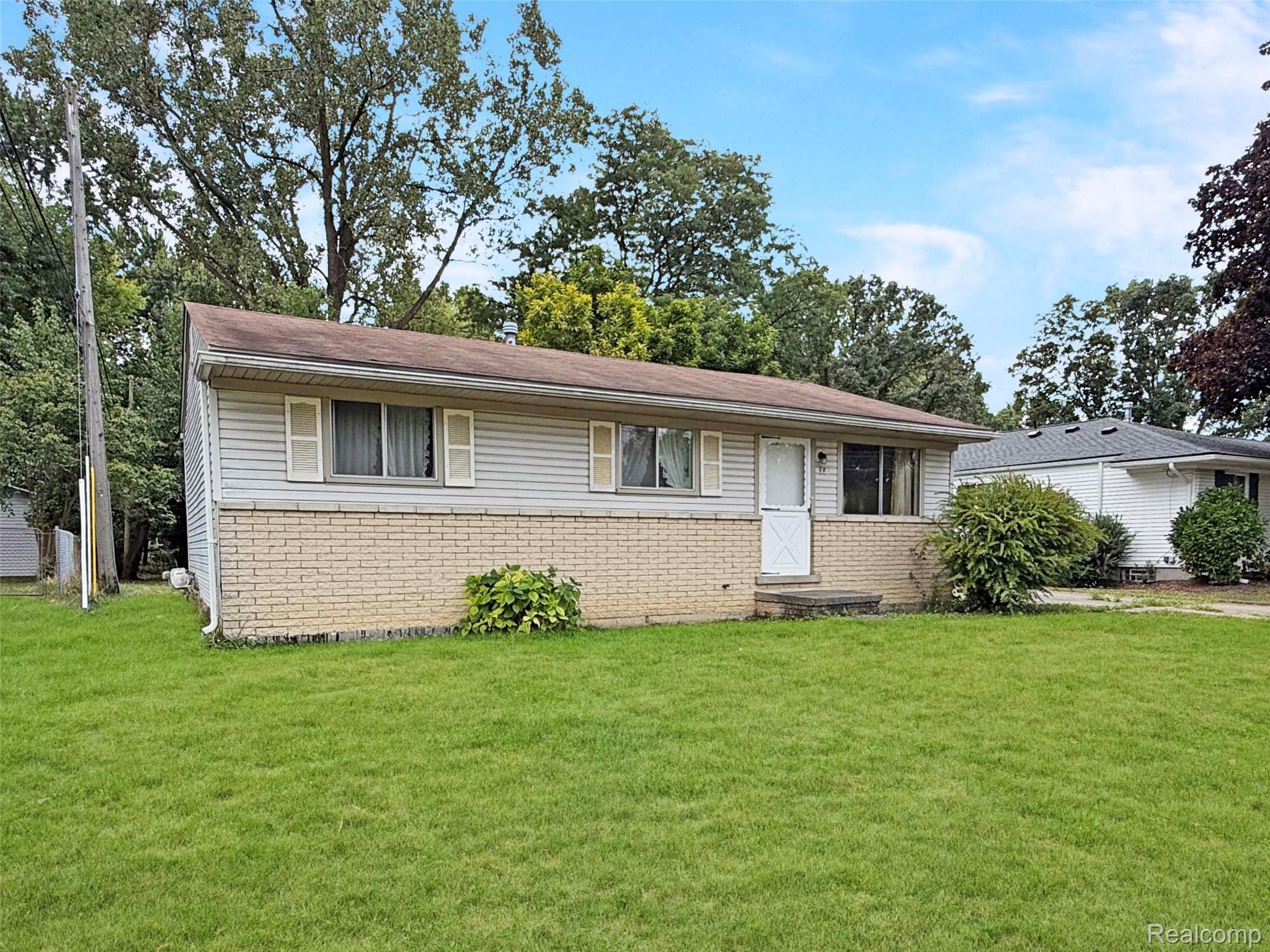 556 Trombley Road Troy, MI 48083 - Photo 3 of 16 35f6f11d0d610eea6447283ddffbcfa754115b8f.jpeg