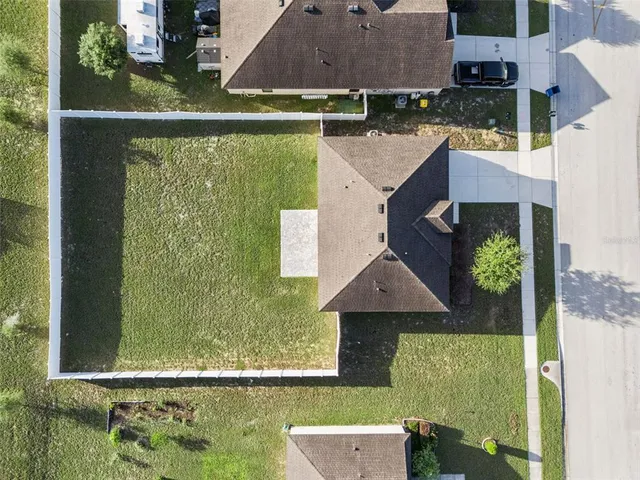 an aerial view of a tennis ground