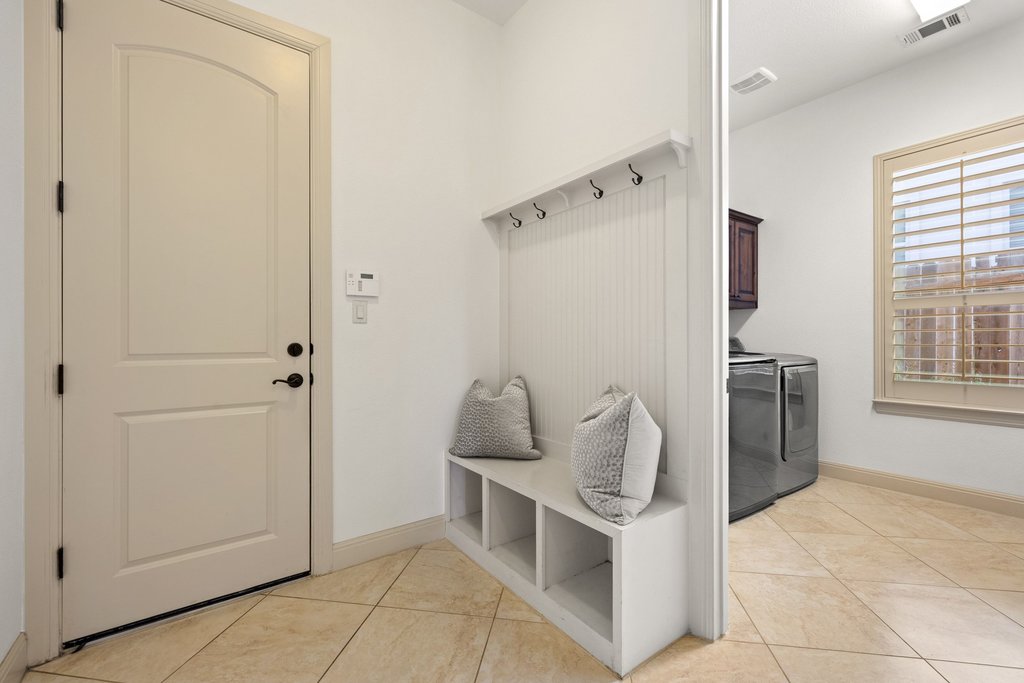 5804 Davenport Divide Road Austin, TX 78738 - Photo 32 of 40 a room that has a bed and a chair in it