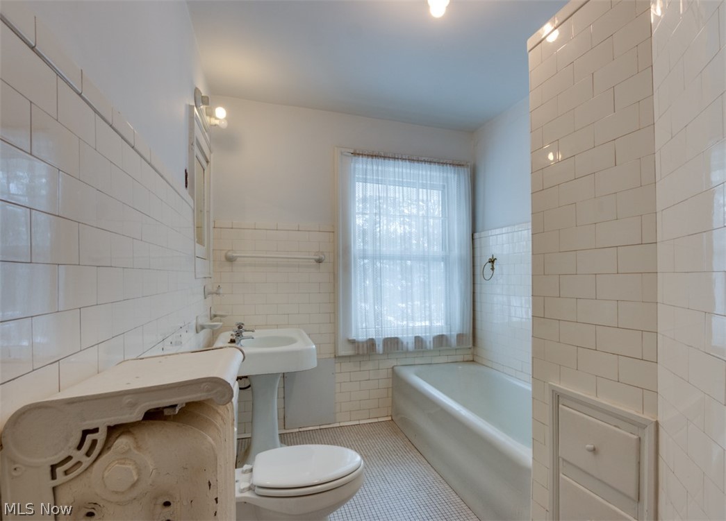 2216 Coventry Road Cleveland Heights, OH 44118 - Photo 18 of 19 Full bath from center hallway
