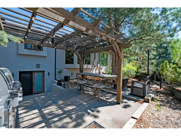 a view of a house with backyard and porch