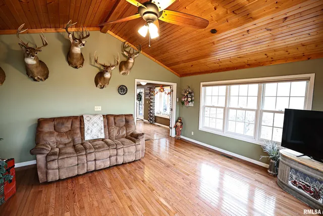 $524,900 | 24080 287th Avenue, Barry, IL 62312