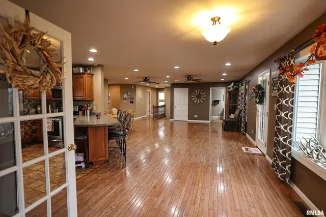 $524,900 | 24080 287th Avenue, Barry, IL 62312