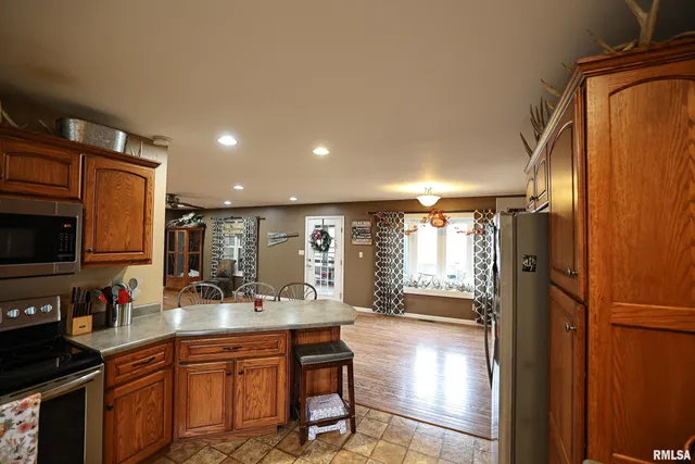 $524,900 | 24080 287th Avenue, Barry, IL 62312