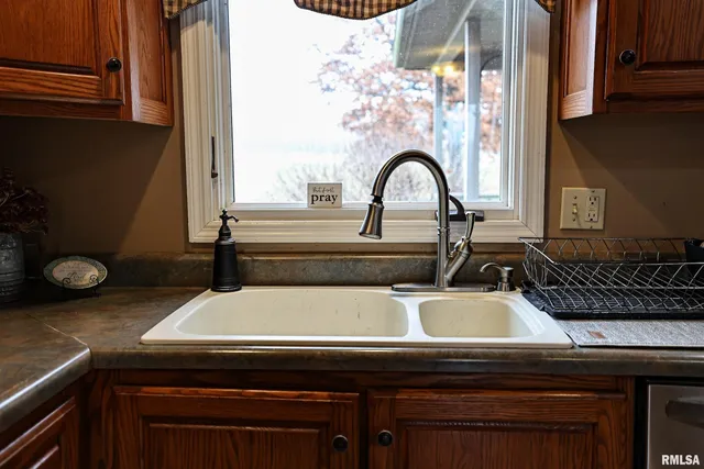 $524,900 | 24080 287th Avenue, Barry, IL 62312