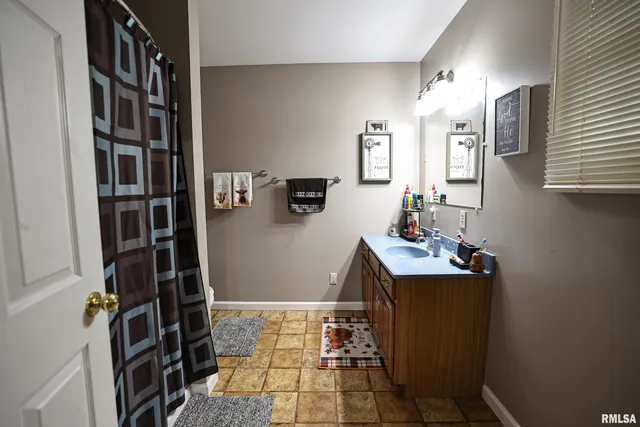 $524,900 | 24080 287th Avenue, Barry, IL 62312