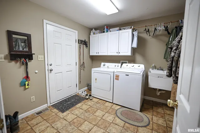 $524,900 | 24080 287th Avenue, Barry, IL 62312