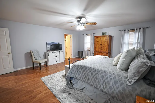 $524,900 | 24080 287th Avenue, Barry, IL 62312