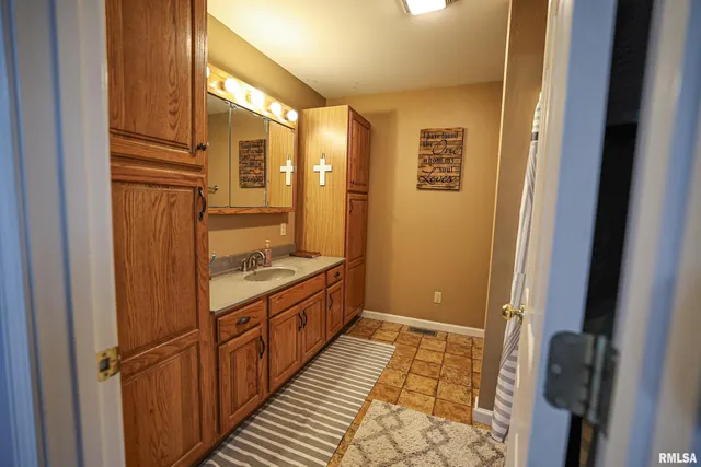 $524,900 | 24080 287th Avenue, Barry, IL 62312