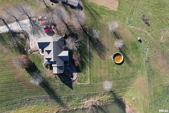 $524,900 | 24080 287th Avenue, Barry, IL 62312