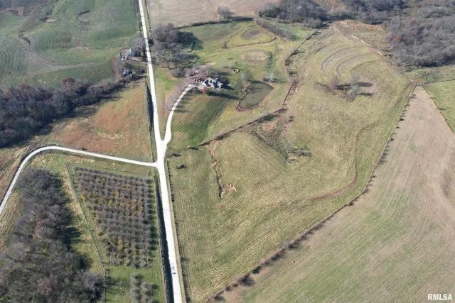 $524,900 | 24080 287th Avenue, Barry, IL 62312