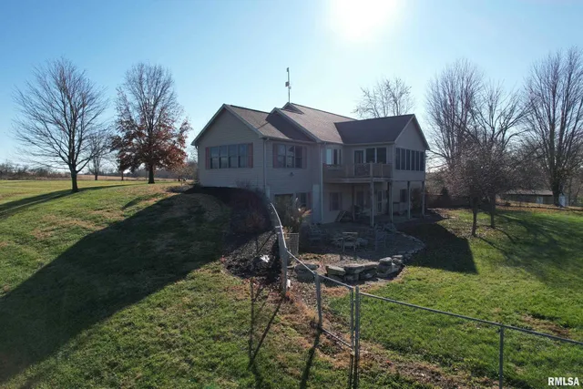 $524,900 | 24080 287th Avenue, Barry, IL 62312
