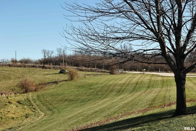 $524,900 | 24080 287th Avenue, Barry, IL 62312