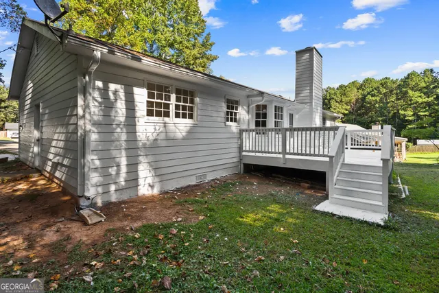 a view of a house with a yard