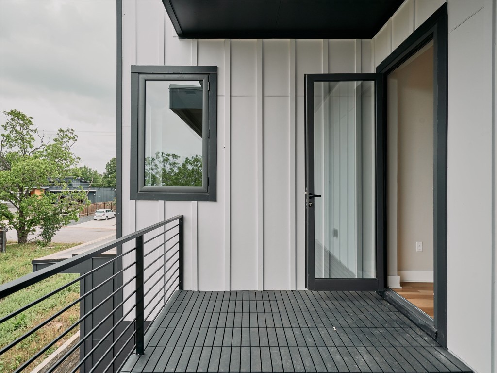 412 Kemp Street Austin, TX 78741 - Photo 27 of 37 View of balcony
