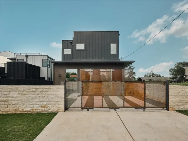 a view of a back yard of the house