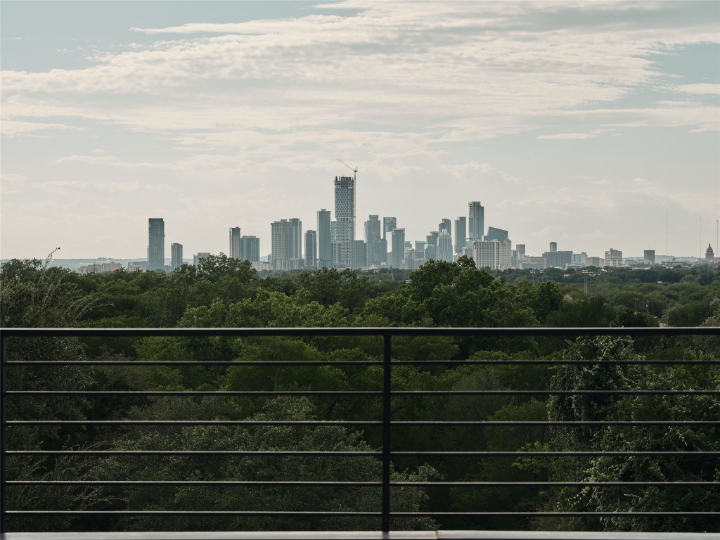 412 Kemp Street Austin, TX 78741 - Photo 9 of 37 View of city skyline