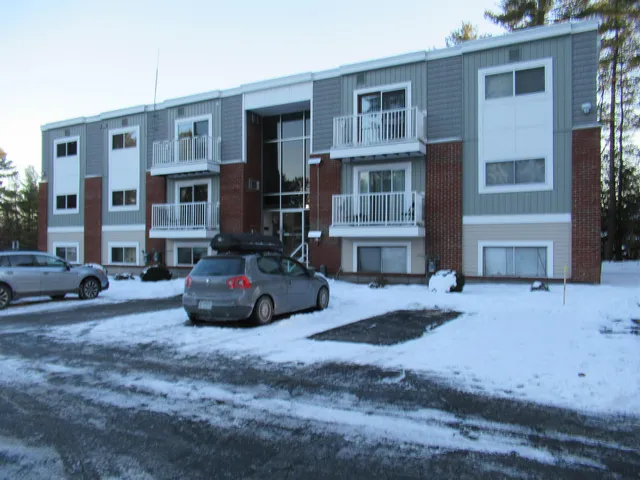 $1,690 | 131 J Capitol Hill Drive, Londonderry, NH 03053