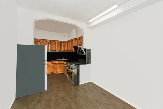 a view of entryway with kitchen