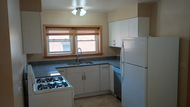 $2,500 | 4950 Greenwood Street, Unit 3E, Skokie, IL 60077