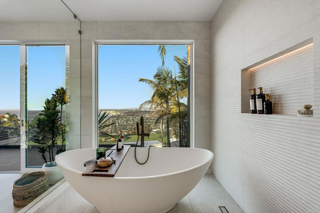 1904 Via Casa Alta La Jolla, CA 92037 - Photo 52 of 60 Master Bath/Spa