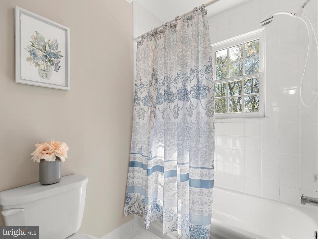 21512 Ripplemead Drive Laytonsville, MD 20882 - Photo 49 of 77 Jack & Jill Bathroom