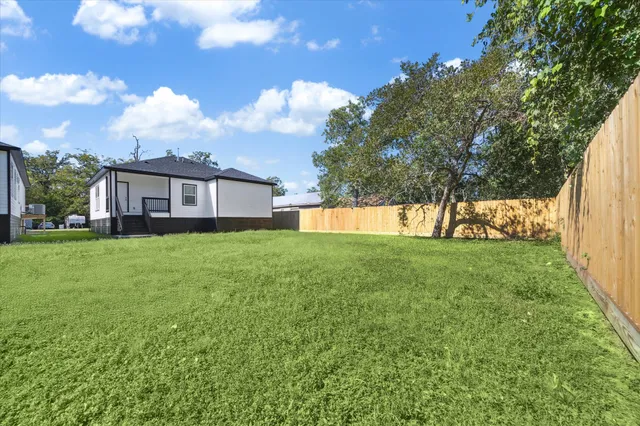 $1,800 | 122 West Mulberry Avenue, Wharton, TX 77488