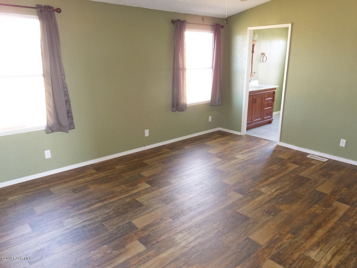 675 North Ambassador Road Dewey, AZ 86327 - Photo 12 of 32 Large Master Bedroom