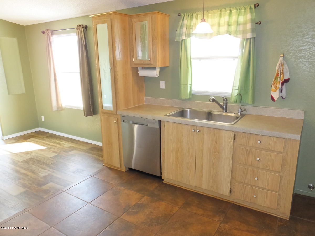 675 North Ambassador Road Dewey, AZ 86327 - Photo 10 of 32 Bright and Airy Kitchen