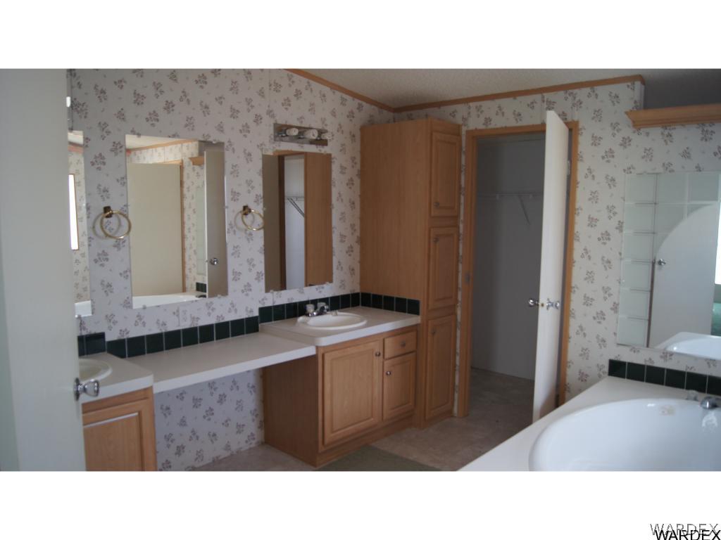 6955 South Windmill Ranch Road Kingman, AZ 86401 - Photo 12 of 33 Master Bathroom