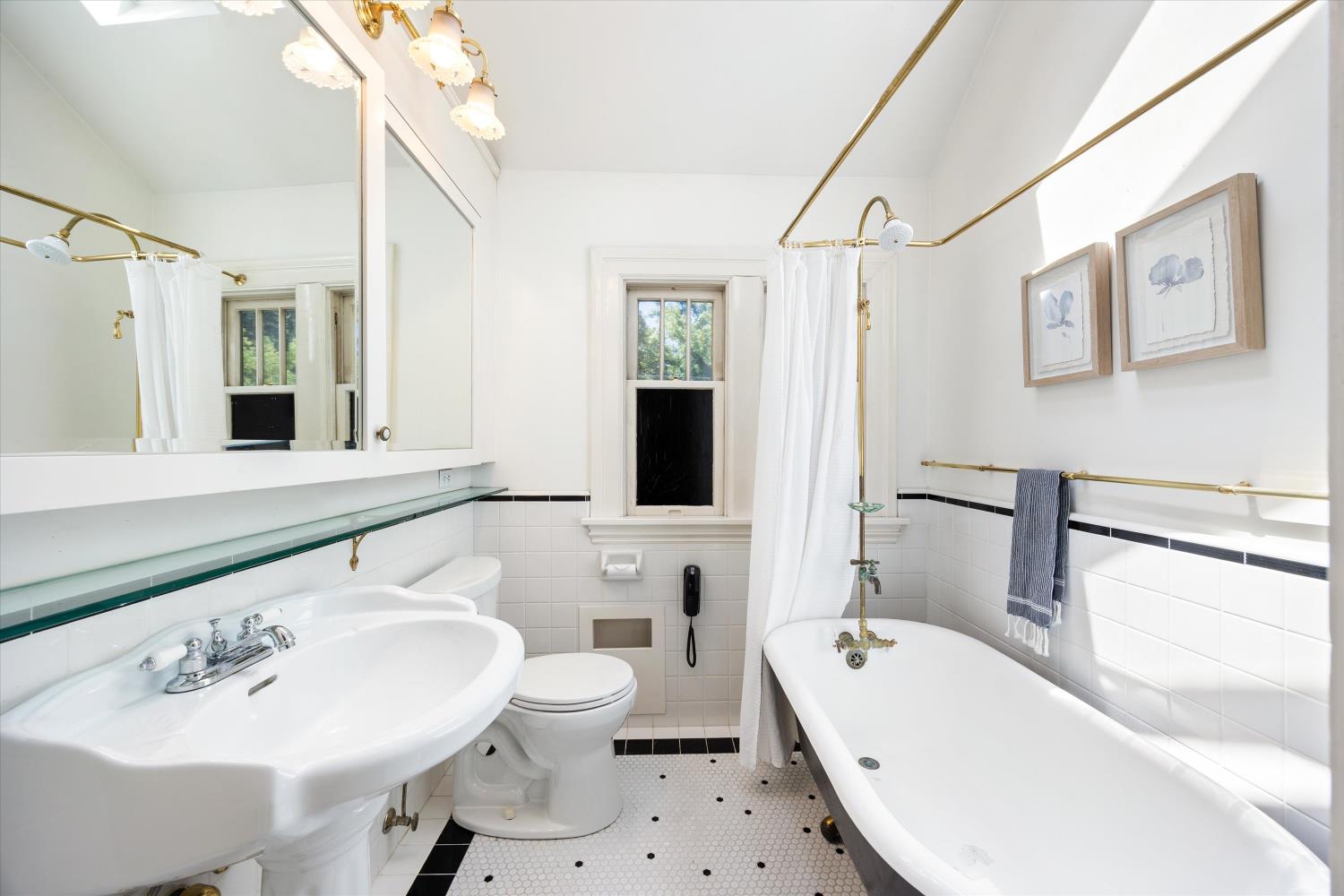 714 18th Street Sacramento, CA 95811 - Photo 23 of 43 a bathroom with a sink a toilet and a bathtub