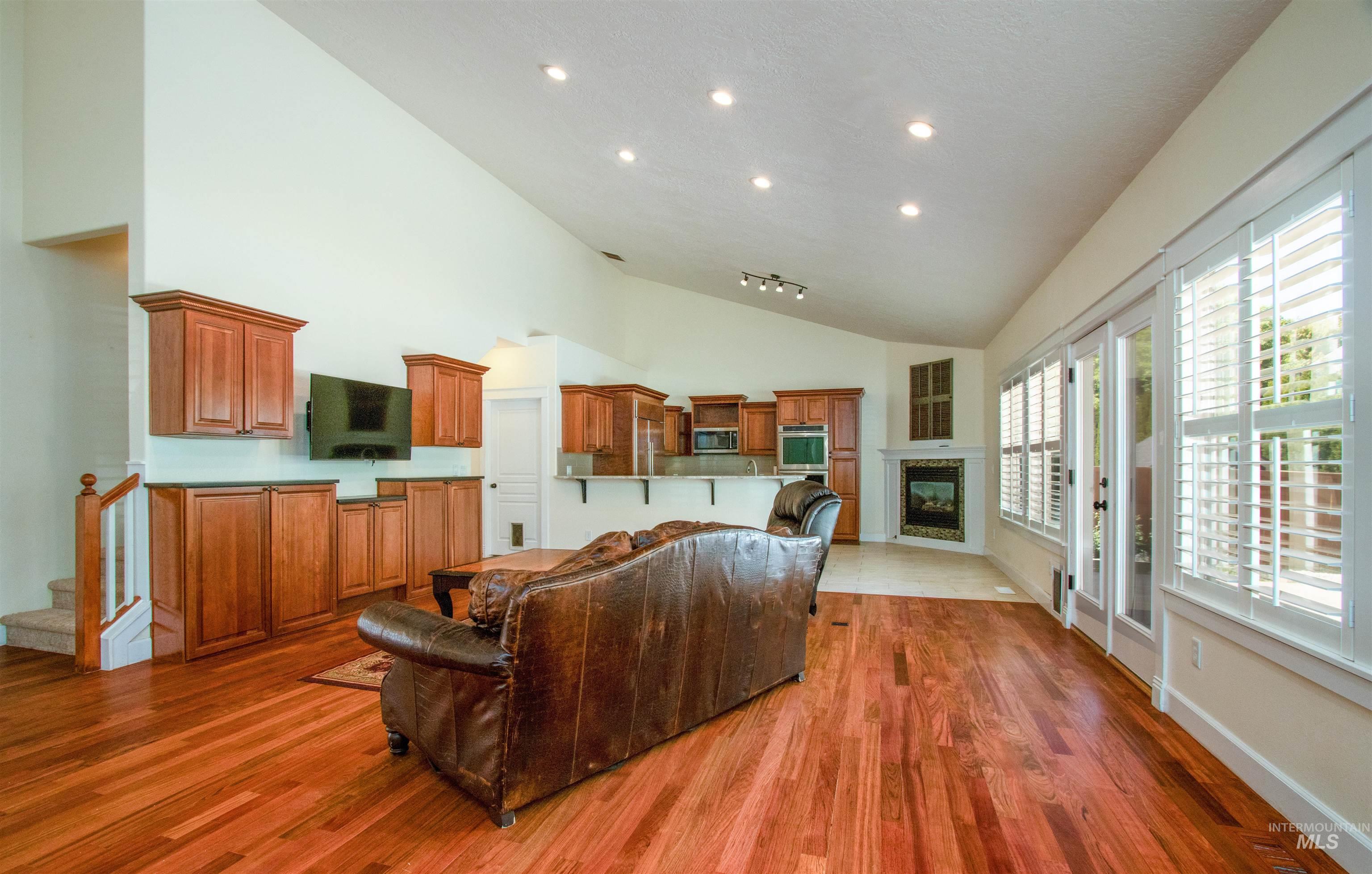 892 South Capitola Way Boise, ID 83712 - Photo 17 of 34 Expansive living area featuring wood-finish flooring, vaulted ceilings, and recessed lighting