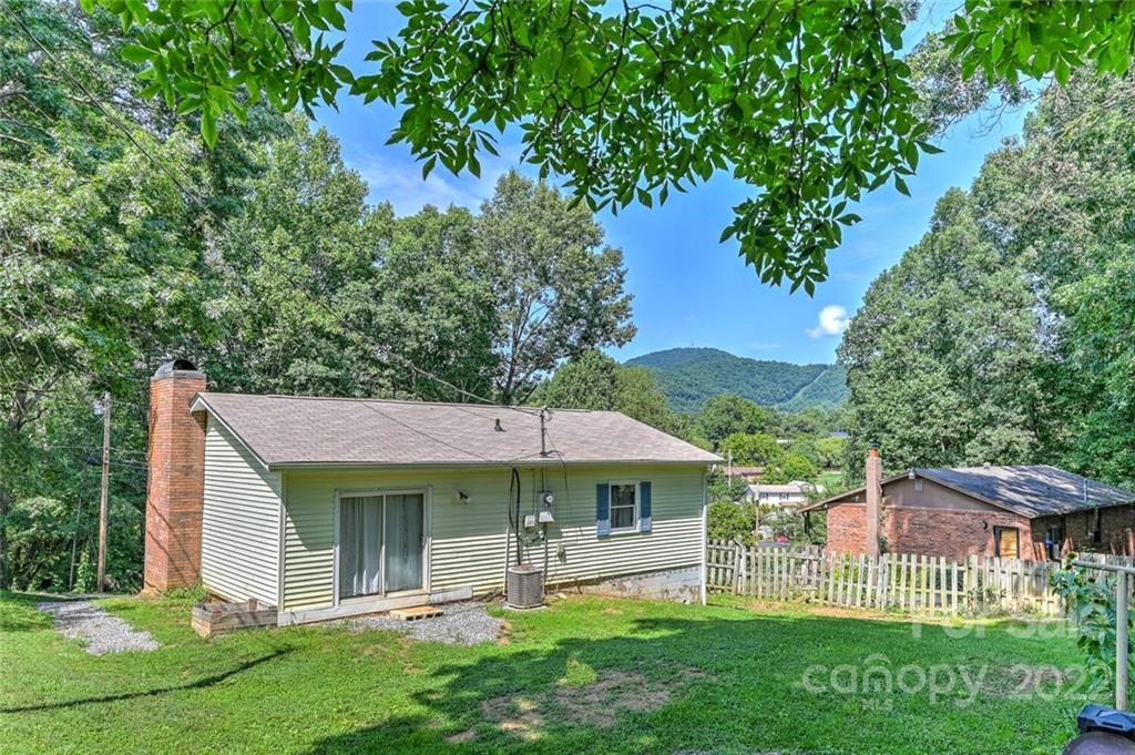 275 Glenwood Drive Clyde, NC 28721 - Photo 3 of 27