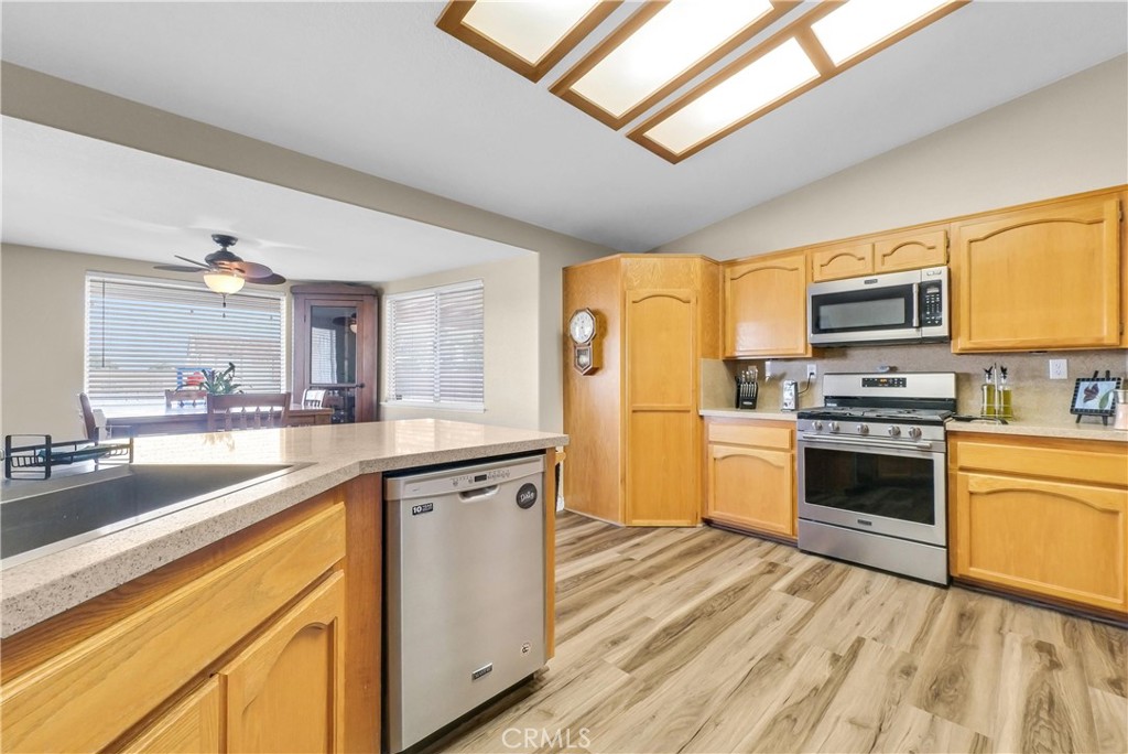 13931 Falling Leaf Road Apple Valley, CA 92307 - Photo 7 of 50 Kitchen