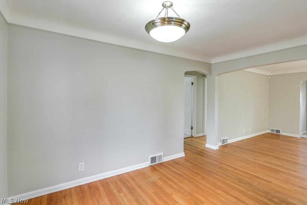 4225 Lambert Road Cleveland, OH 44121 - Photo 9 of 27