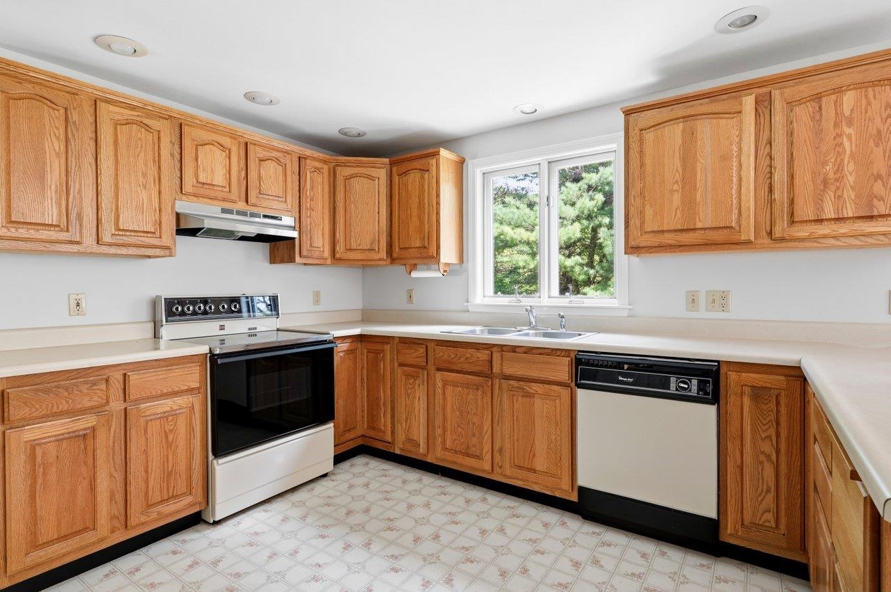 11 Lovell Road Stratham, NH 03885 - Photo 5 of 55 Gallery Image 5