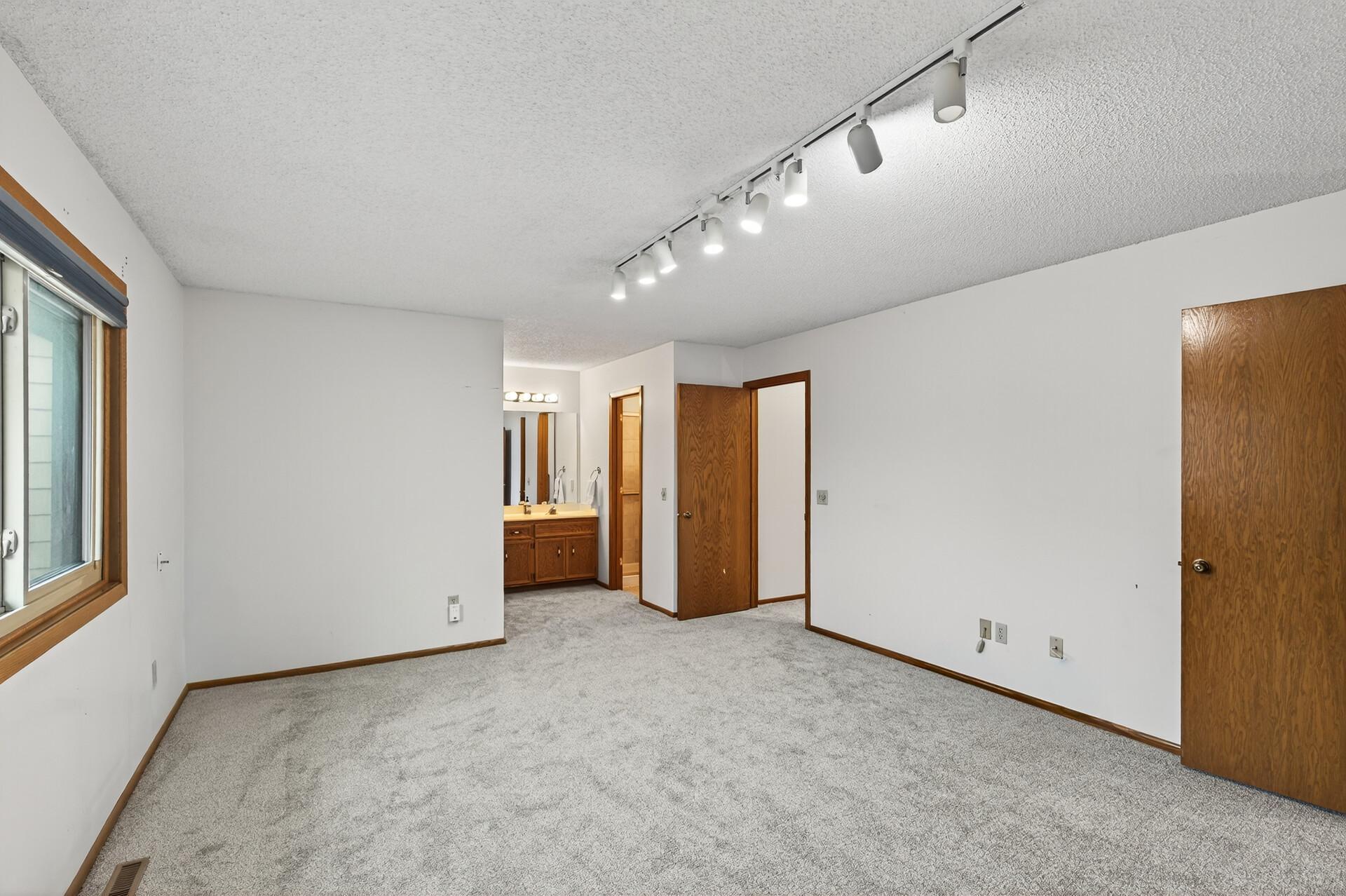 5357 Upper 147th Street West Apple Valley, MN 55124 - Photo 16 of 34