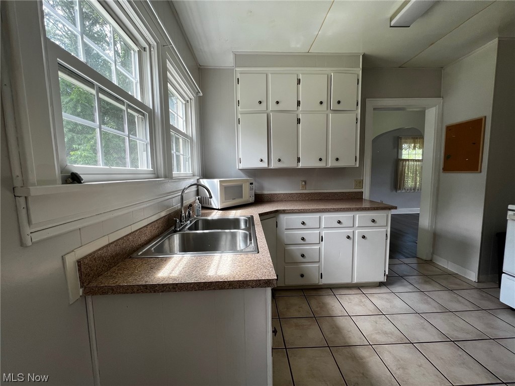 2428 Reeves Road Northeast Warren, OH 44483 - Photo 5 of 23 Kitchen