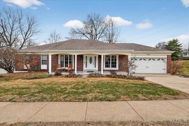 $575,000 | 13290 Kenroyal Drive, St. Louis, MO 63131