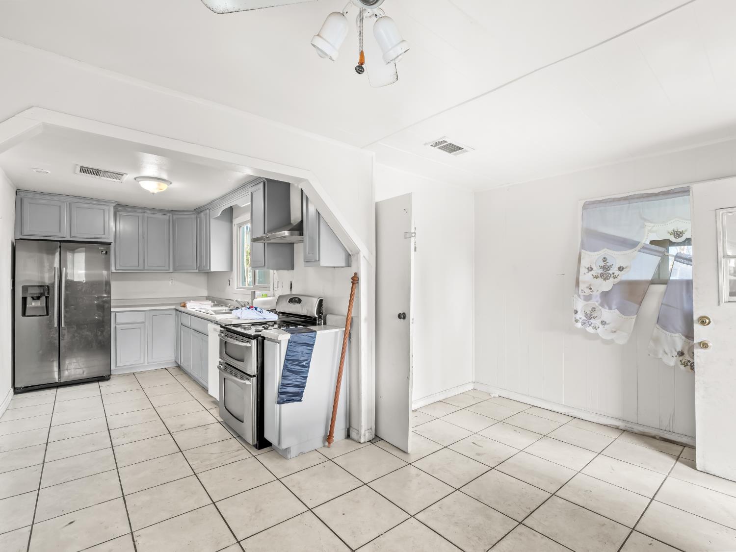 2509 South 10th Street Fresno, CA 93725 - Photo 2 of 31