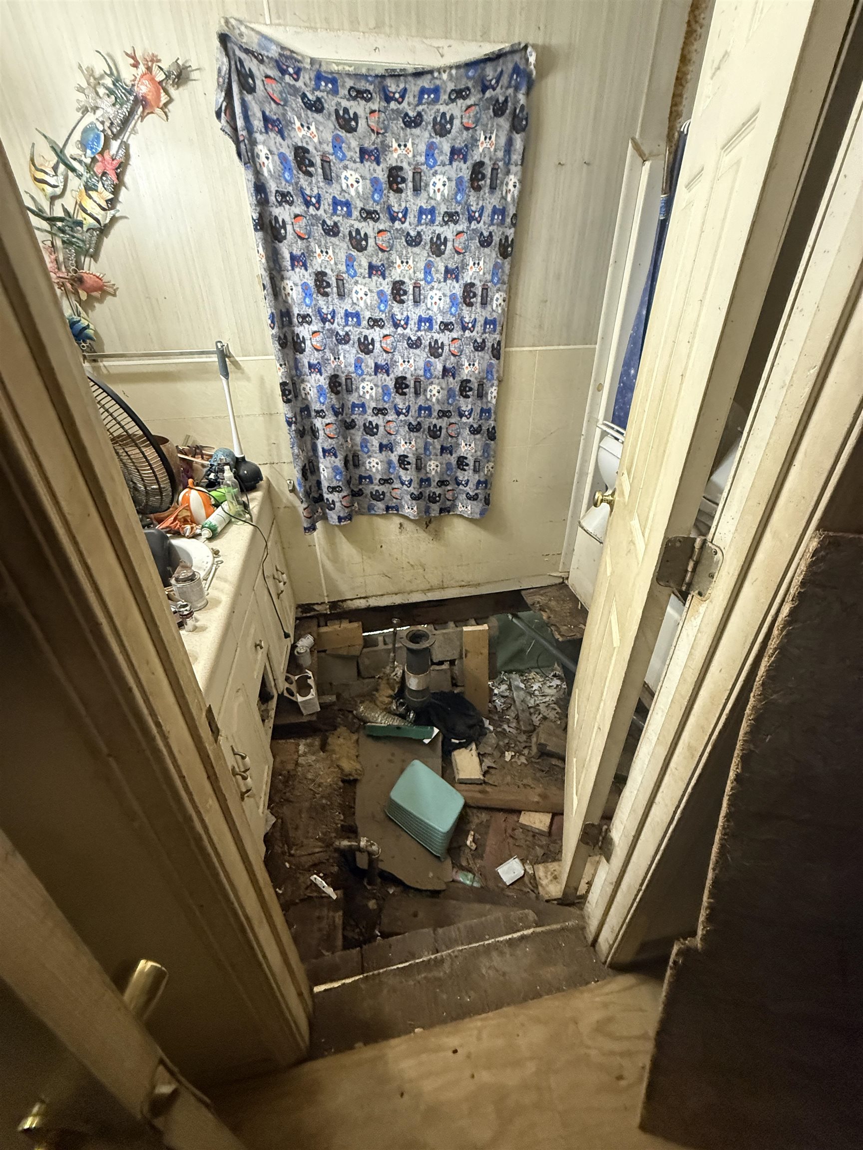 5085 Clinton Road Memphis, TN 38109 - Photo 25 of 36 Bathroom with vanity