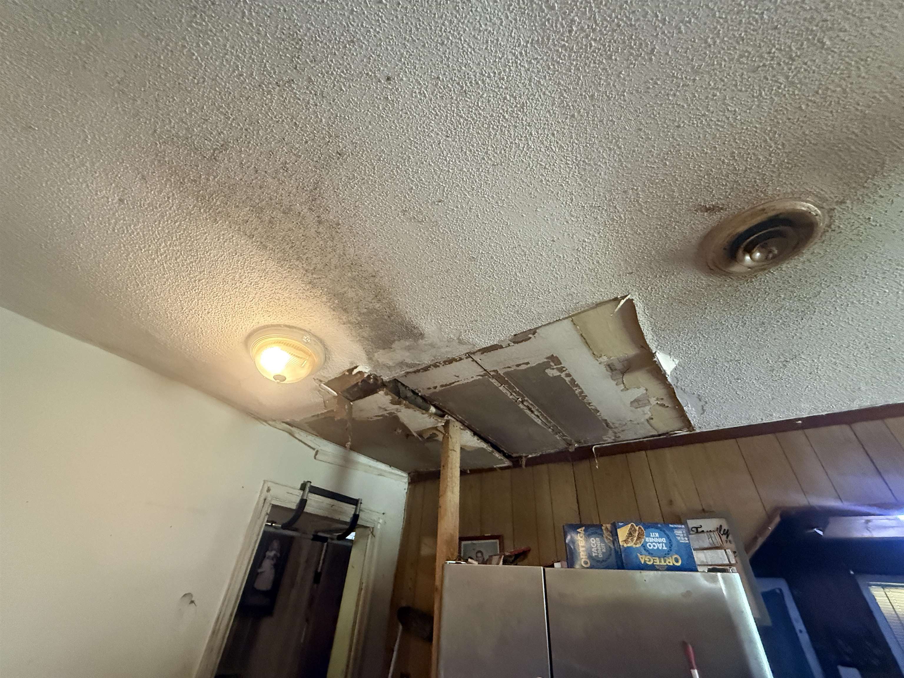 5085 Clinton Road Memphis, TN 38109 - Photo 31 of 36 Detailed view of a textured ceiling and stainless steel refrigerator