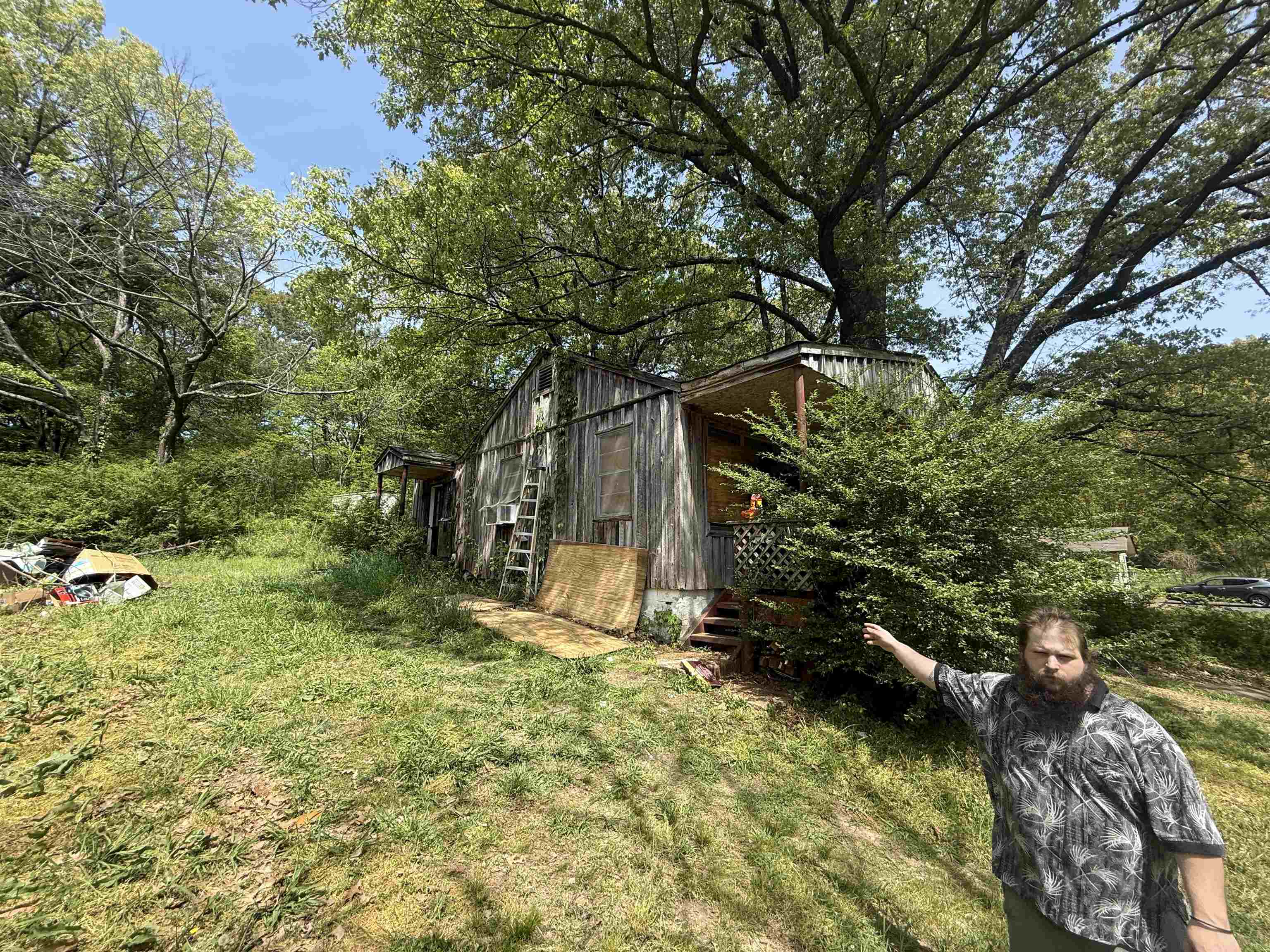 5085 Clinton Road Memphis, TN 38109 - Photo 8 of 36 View of grassy yard featuring view of wooded area