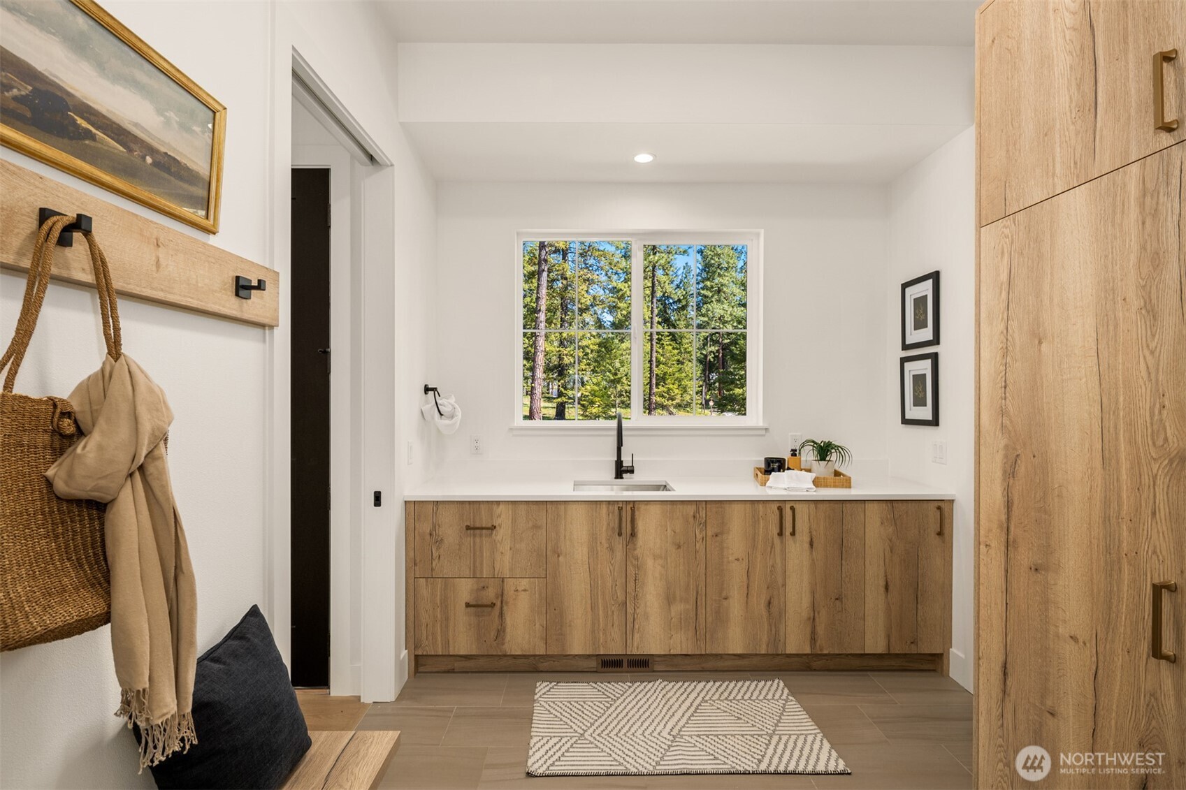 2010 Wanawish Loop Ronald, WA 98940 - Photo 21 of 28 a bathroom with a bathtub and window