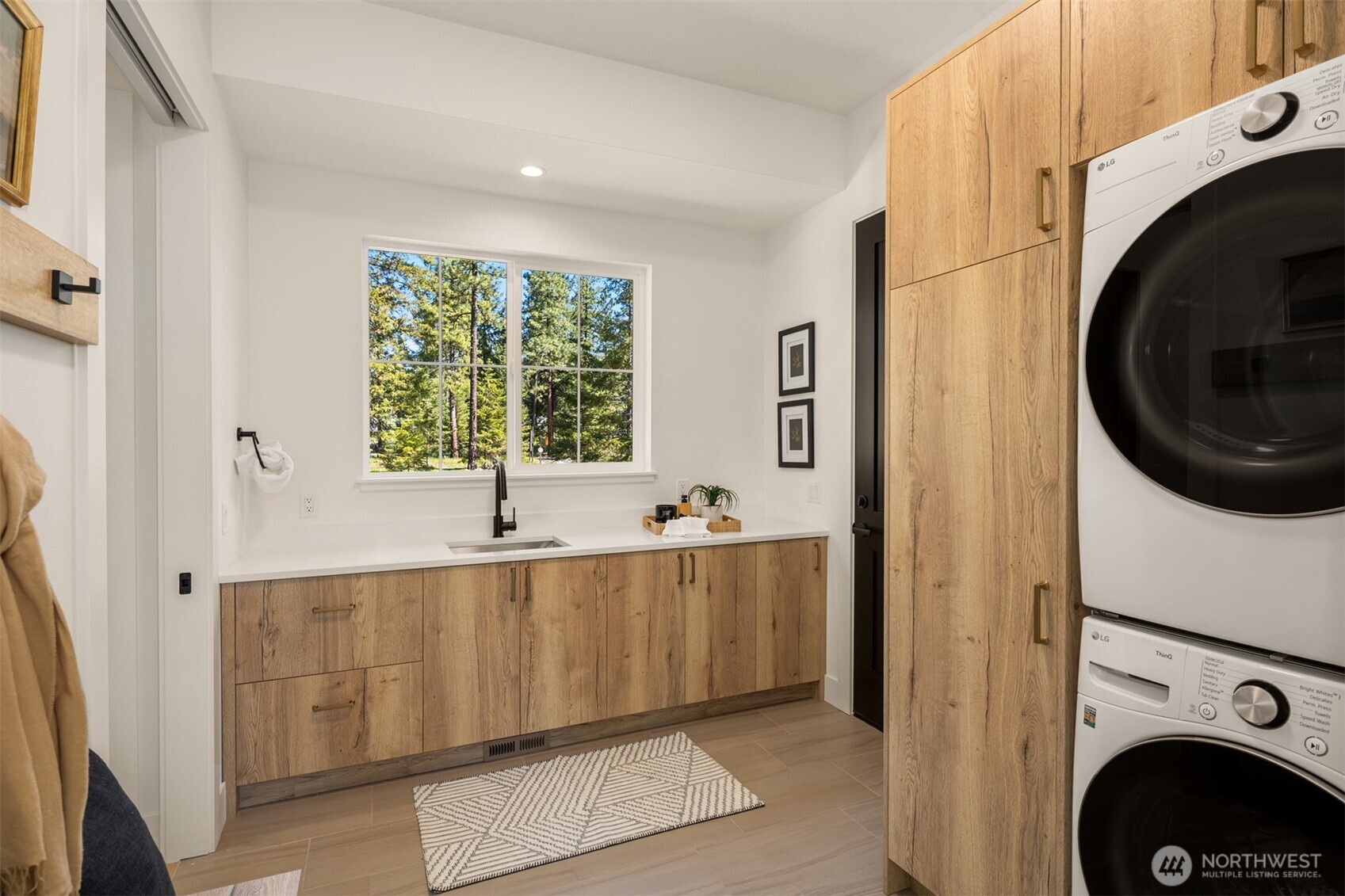 2010 Wanawish Loop Ronald, WA 98940 - Photo 22 of 28 a view of entryway with washer and dryer