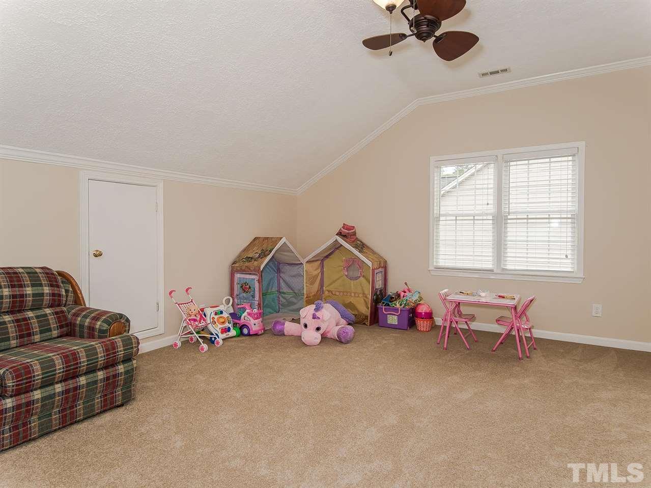 5424 Stewartby Drive Raleigh, NC 27613 - Photo 17 of 25 a living room with furniture