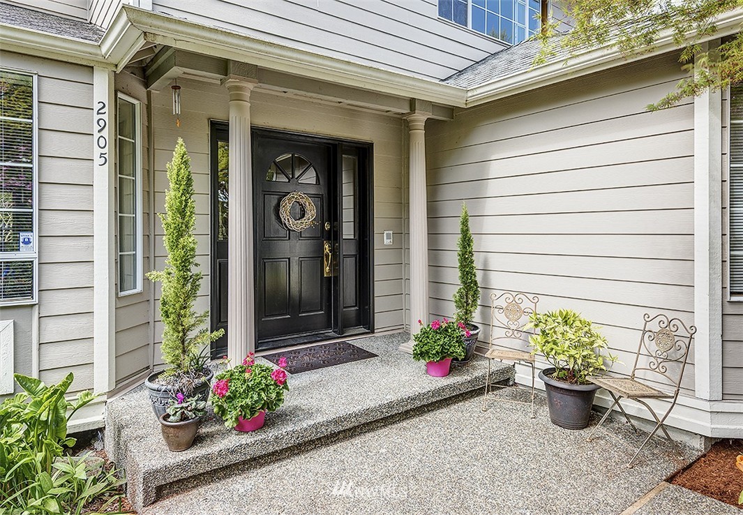 2905 Russet Road Brier, WA 98036 - Photo 2 of 25 Gallery Image 2