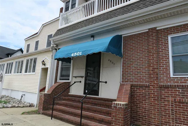a house view with a outdoor space