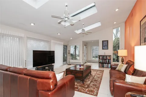 $2,099,000 | 1 The Brae, Woodbury, NY 11797